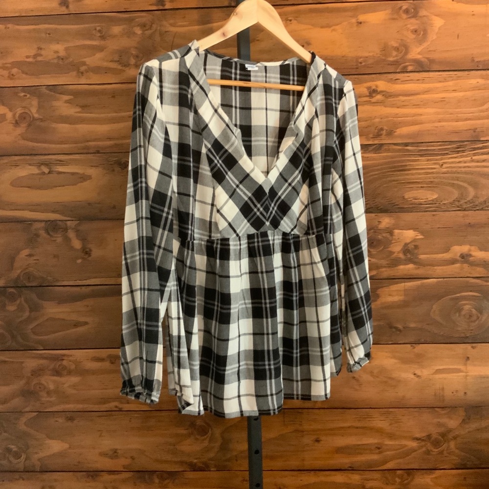 Old Navy black/white plaid blouse in size large.